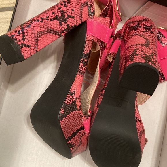 New Strappy Caged Elastane
Harness Chunky
Platform high Heel
Sandals - Picture 4 of 8